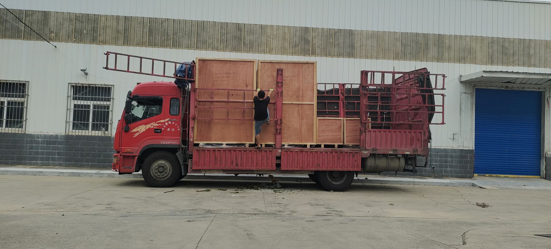 熱烈祝賀我公司配套的“柯橋至諸暨高速公司工程項目”4臺10KV低殘壓母線保護裝置和4臺轉運小車順利裝車發運！